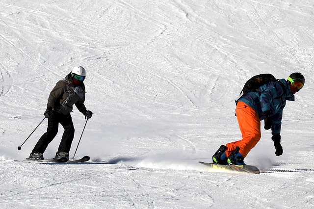 dva lyžaři