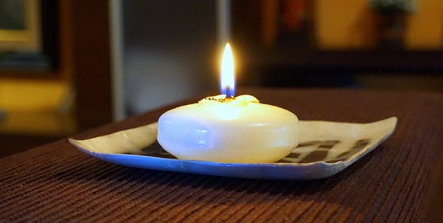 hořící svíčka na stole