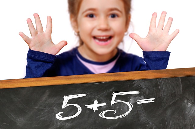 Holčička, učení, matematika.