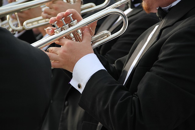 trumpetista hrající v hudební skupině
