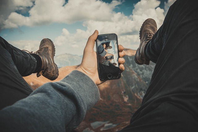 Muž pořizující selfie v horách
